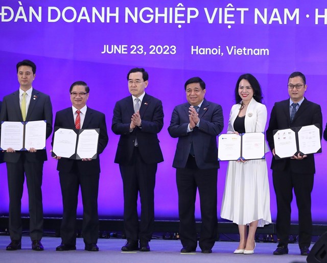 B&agrave; Nguyễn Thị Thanh B&igrave;nh, Chủ tịch HĐQT T&amp;T Energy (thứ hai từ phải sang) v&agrave; &ocirc;ng Henry(Hyeongwook) Choo, Chủ tịch SK E&amp;S (ngo&agrave;i c&ugrave;ng b&ecirc;n tr&aacute;i) trao bi&ecirc;n bản ghi nhớ hợp t&aacute;c ph&aacute;t triển c&aacute;c dự &aacute;n điện kh&iacute; LNG &nbsp;