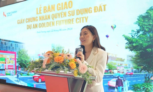 B&agrave; Nguyễn Ngọc &Aacute;nh &ndash; Ph&oacute; Chủ tịch Thường trực HĐQT Kim Oanh Group ch&uacute;c mừng 272 kh&aacute;ch h&agrave;ng nhận b&agrave;n giao Giấy chứng nhận QSDĐ dự &aacute;n Golden Future City &nbsp;