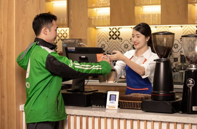 Ứng dụng công nghệ để tối ưu chi phí vận hành là một trong những giải pháp giúp tối ưu hóa chi phí khi giá nguyên liệu ngày càng tăng cao.