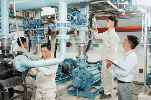 Đội ngũ kỹ thuật TNPM thực hiện c&ocirc;ng t&aacute;c kiểm tra, vận h&agrave;nh v&agrave; bảo tr&igrave; hệ thống bơm tại t&ograve;a nh&agrave; &nbsp;
