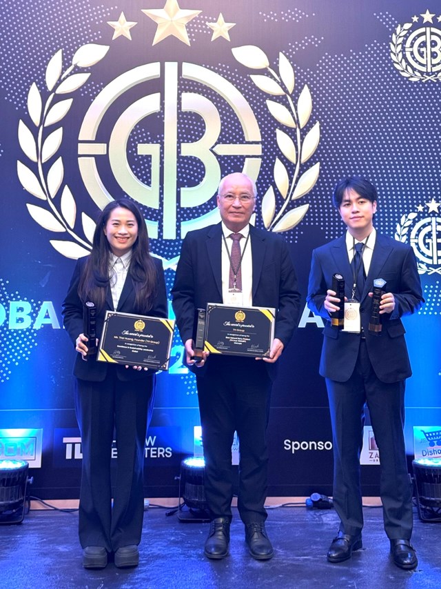 Đại diện Ban l&atilde;nh đạo Tập đo&agrave;n TH nhận c&aacute;c giải thưởng tại Global Brand Awards 2025, gồm 3 giải sản phẩm v&agrave; giải thưởng cho Nh&agrave; s&aacute;ng lập TH, Anh h&ugrave;ng Lao động Th&aacute;i Hương: "Nh&agrave; l&atilde;nh đạo xuất sắc trong Ph&aacute;t triển bền vững to&agrave;n cầu 2025". &nbsp;