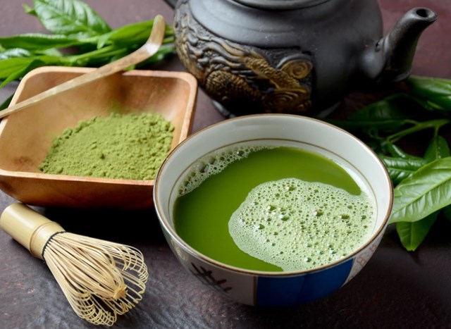 Matcha chứa diệp lục cao gấp 10–15 lần trà thường, nhưng nên chọn loại hữu cơ để tránh tồn dư thuốc bảo vệ thực vật.