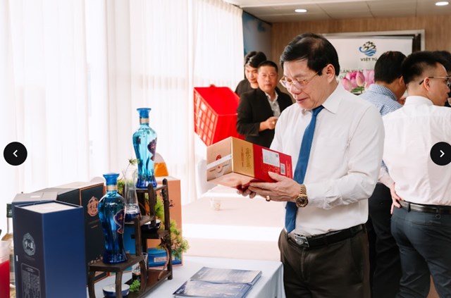 Gian h&agrave;ng trưng b&agrave;y v&agrave; trải nghiệm sản phẩm của Dương H&agrave; nhanh ch&oacute;ng thu h&uacute;t sự ch&uacute; &yacute; bởi thiết kế nhẹ nh&agrave;ng, tinh tế