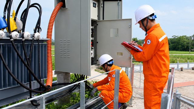 Nh&acirc;n vi&ecirc;n C&ocirc;ng ty Điện lực Th&aacute;i Nguy&ecirc;n kiểm tra, bảo dưỡng thiết bị nhằm n&acirc;ng cao độ tin cậy cung cấp điện trong m&ugrave;a nắng n&oacute;ng. &nbsp;