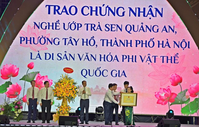 Nghề ướp trà sen Quảng An ghi danh Di sản quốc gia: Cơ hội và thách thức của một thức quà truyền thống - Ảnh 1