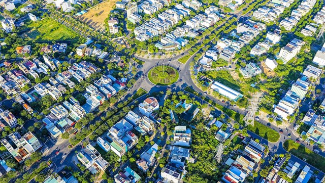 Diện mạo đ&ocirc; thị Nam Đ&agrave; Nẵng ng&agrave;y c&agrave;ng ho&agrave;n thiện, thu h&uacute;t mạnh mẽ cộng đồng cư d&acirc;n tinh hoa đến an cư v&agrave; lập nghiệp. Ảnh: &Aacute;nh Dương. &nbsp;