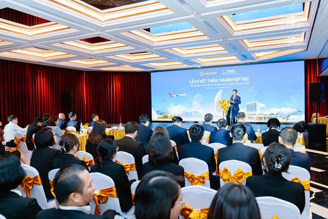GS.TS L&ecirc; Qu&acirc;n - B&iacute; Thư Đảng ủy - Chủ tịch Hội đồng - Gi&aacute;m đốc ĐHQGHN ph&aacute;t biểu tại lễ k&yacute; kết. Ảnh: Sun Group &nbsp;