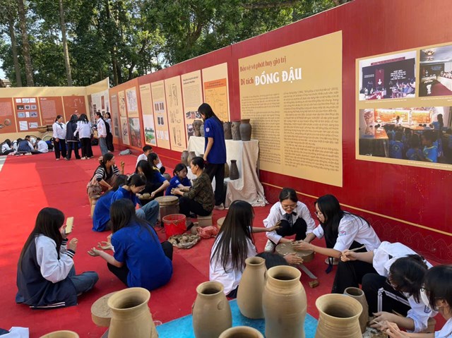 Học sinh được trải nghiệm nghề l&agrave;m gốm Hương Canh (huyện B&igrave;nh Xuy&ecirc;n) tại Bảo t&agrave;ng tỉnh Vĩnh Ph&uacute;c