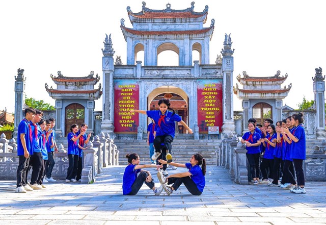 Học sinh chơi tr&ograve; &ldquo;nhảy hoa nhảy nụ&rdquo;, &ldquo;&ocirc; ăn quan&rdquo;&nbsp;tại Văn miếu tỉnh Vĩnh Ph&uacute;c &nbsp;