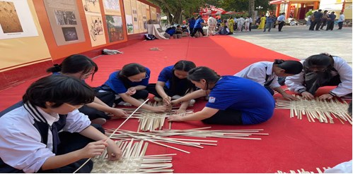 Học sinh được trải nghiệm&nbsp;nghề đan l&aacute;t Triệu Đề (huyện Lập Thạch) tại Bảo t&agrave;ng tỉnh Vĩnh Ph&uacute;c