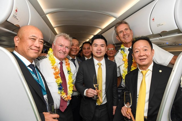 C&aacute;c đại biểu ch&uacute;c mừng tổ bay của Airbus A321 &nbsp;