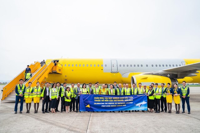 C&aacute;c đại biểu chụp ảnh lưu niệm c&ugrave;ng chiếc m&aacute;y bay Airbus A321 đầu ti&ecirc;n thuộc sở hữu của Vietravel Airlines &nbsp;