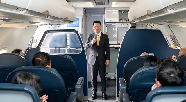 &Ocirc;ng Đỗ Vinh Quang, Chủ tịch Vietravel Airlines ph&aacute;t biểu tr&ecirc;n chiếc m&aacute;y bay sở hữu ri&ecirc;ng đầu ti&ecirc;n của h&atilde;ng &nbsp;