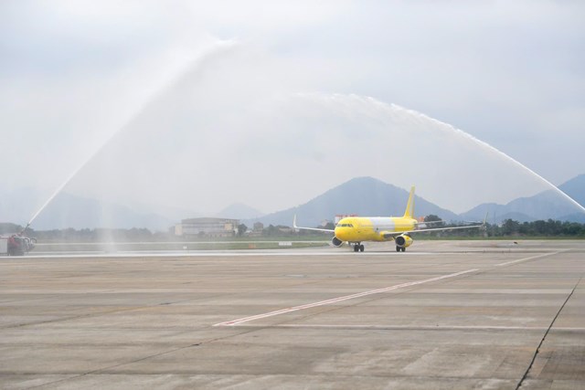 Nghi thức phun v&ograve;i rồng (Water salute) ch&agrave;o đ&oacute;n chiếc m&aacute;y bay đầu ti&ecirc;n do Vietravel Airlines sở hữu &nbsp;