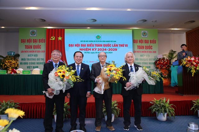 Ông Huỳnh Minh Nhựt ,Chủ tịch Hiệp hội Môi trường đô thị và Khu công nghiệp Việt Nam, khoá VI, nhiệm kỳ 2024- 2029 tặng hoa cảm ơn các đồng chí thôi tham gia lãnh đạo Hiệp hội khoá VI