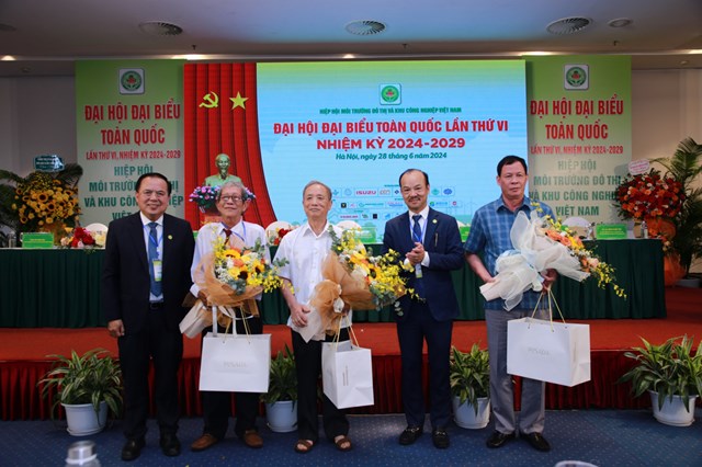 Ông Huỳnh Minh Nhựt, Chủ tịch Hiệp hội Môi trường đô thị và Khu công nghiệp Việt Nam, khoá VI, nhiệm kỳ 2024- 2029 tặng hoa chúc mừng các thành viên, bậc lão thành có nhiều công lao đóng góp cho Hiệp hội trong suốt gần 30 năm qua.