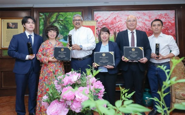 Anh h&ugrave;ng Lao động Th&aacute;i Hương v&agrave; Tập đo&agrave;n TH nhận giải thưởng. &nbsp;