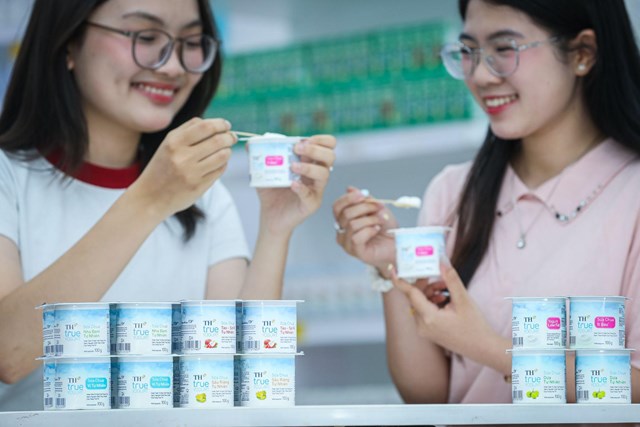 C&ugrave;ng với giải thưởng d&agrave;nh cho người đứng đầu, TH c&ograve;n được vinh danh ở 3 hạng mục d&agrave;nh cho sản phẩm. Trong đ&oacute;, sữa chua TH true YOGURT được trao giải Sản phẩm Sữa ho&agrave;n to&agrave;n từ thi&ecirc;n nhi&ecirc;n xuất sắc nhất - Best Natural Dairy Product. &nbsp;