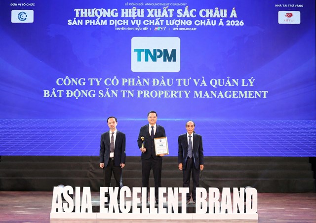Đại diện TNPM nhận cup v&agrave; chứng nhận từ ban tổ chức giải thưởng &nbsp;