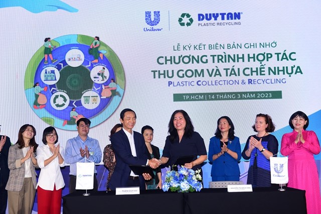 Unilever k&yacute; kết hợp t&aacute;c với T&aacute;i chế Duy T&acirc;n hướng đến mục ti&ecirc;u thu gom v&agrave; t&aacute;i chế 30.000 tấn r&aacute;c thải nhựa