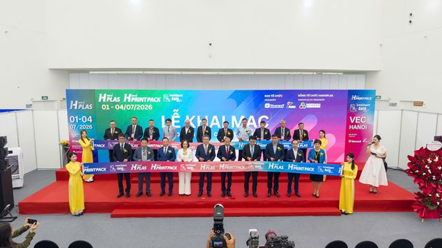 C&aacute;c đại biểu thực hiện nghi thức cắt băng khai mạc triển l&atilde;m.&nbsp;