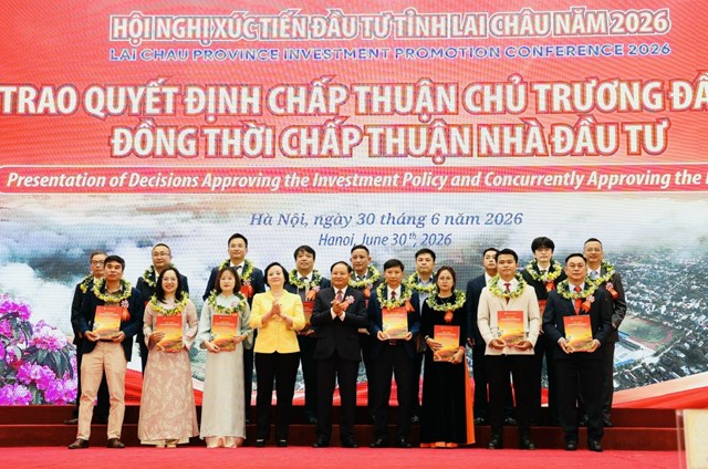 Ph&oacute; Thủ tướng Phạm Thị Thanh Tr&agrave; v&agrave; &ocirc;ng L&ecirc; Minh Ng&acirc;n, B&iacute; thư Tỉnh ủy Lai Ch&acirc;u, trao Quyết định chấp thuận chủ trương đầu tư cho c&aacute;c doanh nghiệp.
