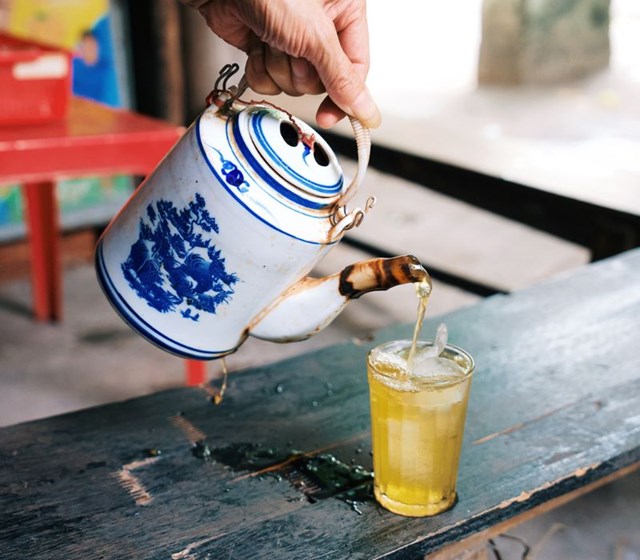 Lá trà từ vỉa hè Hà Nội đến trung tâm châu Á là biểu tượng văn hóa Đông phương, dung hòa truyền thống và sáng tạo hiện đại.