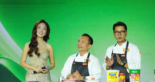 Đội ngũ đầu bếp chuy&ecirc;n m&ocirc;n của Unilever Food Solutions Việt Nam chia sẻ tại sự kiện. &nbsp;