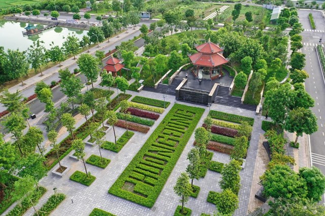 Phương Đ&ocirc;ng sở hữu kh&ocirc;ng gian c&acirc;y xanh rộng lớn, nơi thi&ecirc;n nhi&ecirc;n trở th&agrave;nh liệu ph&aacute;p hỗ trợ qu&aacute; tr&igrave;nh điều trị &nbsp;
