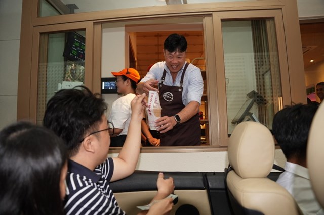 Highlands Coffee ti&#234;n phong ra mắt m&#244; h&#236;nh drive-thru cho cả xe m&#225;y v&#224; &#244; t&#244; tại Việt Nam - Ảnh 2