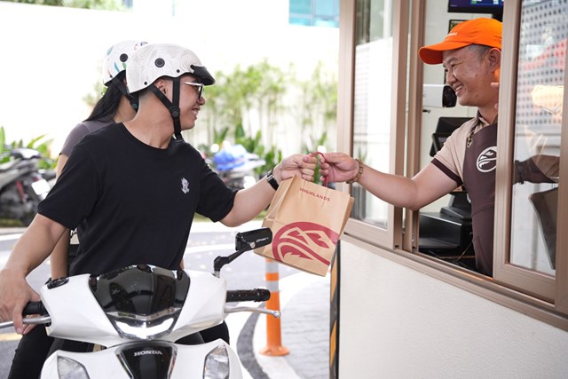 Highlands Coffee ti&#234;n phong ra mắt m&#244; h&#236;nh drive-thru cho cả xe m&#225;y v&#224; &#244; t&#244; tại Việt Nam - Ảnh 1