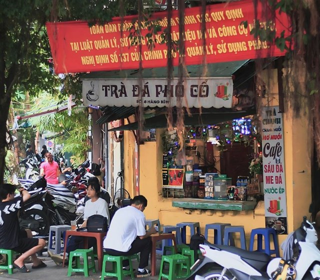 Bên ly trà đá mát lạnh, bạn sẽ cảm nhận được sự bình dị giữa phố thị phồn hoa.