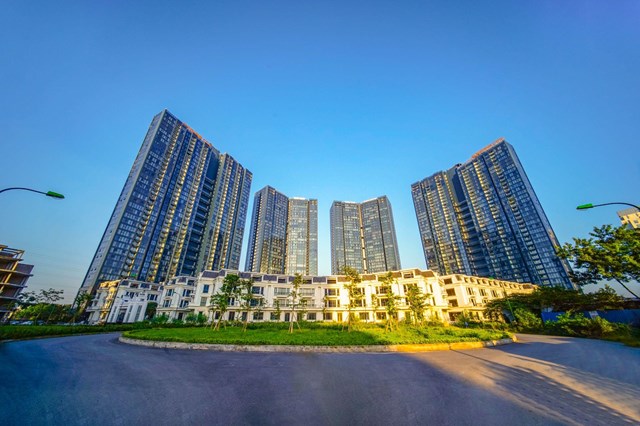Dự &aacute;n sở hữu tổ hợp tiện &iacute;ch đẳng cấp với bể bơi ngo&agrave;i trời v&agrave; bể 4 m&ugrave;a, đường dạo kết nối 6 t&ograve;a, vườn treo thư gi&atilde;n, gym, yoga s&ocirc;i động, si&ecirc;u thị, nh&agrave; h&agrave;ng, spa, ng&acirc;n h&agrave;ng số hiện đại v&agrave; kh&ocirc;ng gian sinh th&aacute;i xanh m&aacute;t, đ&aacute;p ứng trọn vẹn nhu cầu sống, l&agrave;m việc, giải tr&iacute; theo chuẩn quốc tế. &nbsp;