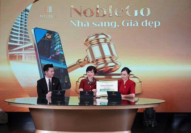 To&agrave;n bộ qu&aacute; tr&igrave;nh được diễn ra minh bạch tr&ecirc;n s&oacute;ng Truyền h&igrave;nh Quốc gia, đ&uacute;ng với t&acirc;m huyết m&agrave; Sunshine Group theo đuổi: kh&ocirc;ng chỉ b&aacute;n nh&agrave; chất lượng cao với gi&aacute; tốt nhất, m&agrave; c&ograve;n lan tỏa tinh thần tương th&acirc;n tương &aacute;i, l&aacute; l&agrave;nh đ&ugrave;m l&aacute; r&aacute;ch, g&oacute;p phần x&acirc;y dựng cộng đồng nh&acirc;n &aacute;i v&agrave; bền vững. &nbsp;