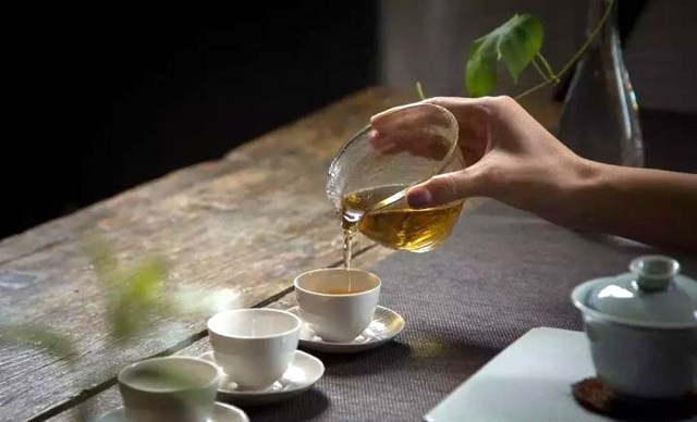 Độc ẩm, đối ẩm, quần ẩm: Ba c&#245;i l&#242;ng trong một ch&#233;n tr&#224; Việt - Ảnh 2