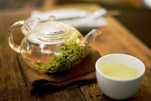 Uống tr&agrave; xanh đều đặn gi&uacute;p giảm h&igrave;nh th&agrave;nh nếp nhăn, cải thiện độ đ&agrave;n hồi của da v&agrave; hỗ trợ t&aacute;i tạo tế b&agrave;o.