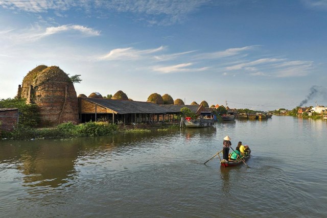 D&ograve;ng Cổ Chi&ecirc;n - d&ograve;ng s&ocirc;ng đ&atilde; bồi đắp n&ecirc;n v&ugrave;ng đất Long Hồ suốt hơn ba thế kỷ. (Ảnh: Trung t&acirc;m X&uacute;c tiến du lịch tỉnh Vĩnh Long) &nbsp;
