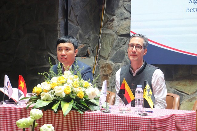 &Ocirc;ng Ng&ocirc; T&acirc;n Nguy&ecirc;n - Gi&aacute;m đốc c&ocirc;ng ty TNHH MTV Thuận Nhĩ v&agrave; &Ocirc;ng Liess Christian - Gi&aacute;m đốc nh&agrave; m&aacute;y Dinkelacker -Schwaben Br&auml;u trong lễ k&yacute; kết.