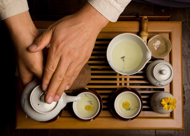 Bốn nguy&#234;n tắc tinh tế thể hiện l&#242;ng tr&#226;n trọng đối với tr&#224; hữu - Ảnh 1