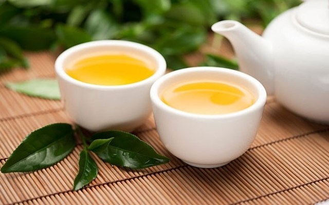 Uống tr&#224; khi đ&#243;i: Những lợi &#237;ch v&#224; nguy cơ sức khỏe bạn cần biết để lựa chọn th&#244;ng minh - Ảnh 1