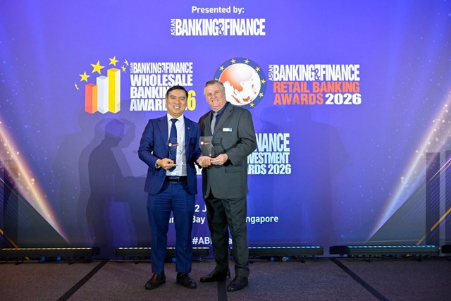 &Ocirc;ng Đ&agrave;m Thế Th&aacute;i - Ph&oacute; Tổng Gi&aacute;m đốc HDBank - đại diện HDBank nhận giải &ldquo;Ng&acirc;n h&agrave;ng B&aacute;n lẻ của năm&rdquo; v&agrave; giải &ldquo;Ng&acirc;n h&agrave;ng SME của năm&rdquo; v&agrave;o ng&agrave;y 02/07/2026, tại Singapore