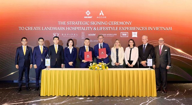 Đại diện Sun Group v&agrave; Accor tại lễ k&yacute; kết &nbsp;