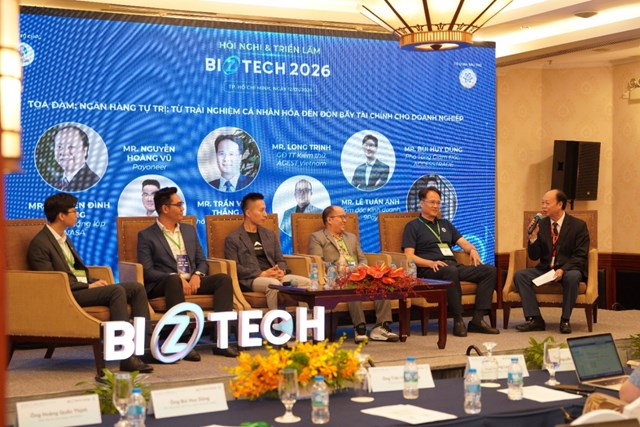 &Ocirc;ng Trần Việt Thắng, Ph&oacute; TGĐ TNTech (ngo&agrave;i c&ugrave;ng b&ecirc;n phải) chia sẻ về vận h&agrave;nh th&ocirc;ng minh gi&uacute;p cải thiện trải nghiệm kh&aacute;ch h&agrave;ng tại hội nghị BizTech th&aacute;ng 5/2026 &nbsp;