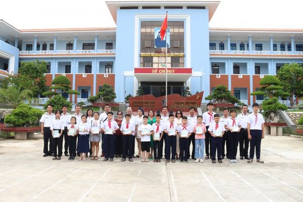 Đo&agrave;n c&ocirc;ng t&aacute;c c&ugrave;ng c&aacute;n bộ, chiến sỹ Lữ đo&agrave;n v&agrave; c&aacute;c ch&aacute;u học sinh nhận học bổng chụp ảnh lưu niệm.