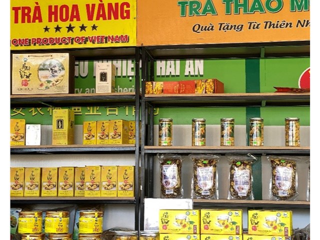 Sản phẩm Tr&agrave; hoa v&agrave;ng Quy Hoa được b&agrave;y b&aacute;n tại Cụm Th&ocirc;ng tin cổ động bi&ecirc;n giới Sa Vĩ