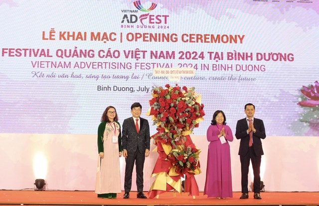 L&atilde;nh đạo tỉnh B&igrave;nh Dương tặng hoa ch&uacute;c mừng Ban Tổ chức Festival Quảng c&aacute;o Việt Nam 2024.