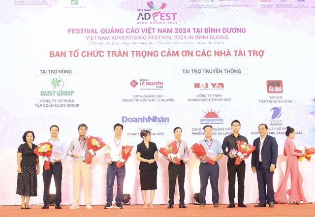 Ban Tổ chức Festival Quảng c&aacute;o Việt Nam 2024 tặng hoa v&agrave; Kỷ niệm chương cảm ơn c&aacute;c nh&agrave; t&agrave;i trợ.