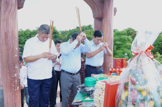 Phó bí thư Thành ủy Hà Nội Nguyễn Văn Phong và Phó Chủ tịch UBND TP Hà Nội Nguyễn Mạnh Quyền cùng các thành viên trong đoàn dâng hương tại Đài tưởng niệm trung tâm tại Thành cổ Quảng Trị.