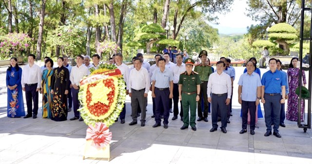 Đoàn công tác kính cẩn, nghiêng mình trước anh linh các anh hùng, liệt sĩ  tại Nghĩa trang liệt sĩ quốc gia Đường 9.