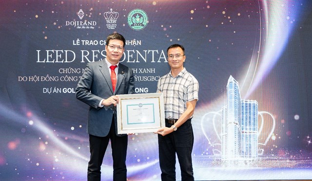 Đại diện USGBC trao chứng chỉ LEED Residential - Silver cho dự &aacute;n Golden Crown Hai Phong cho DOJILAND &nbsp;